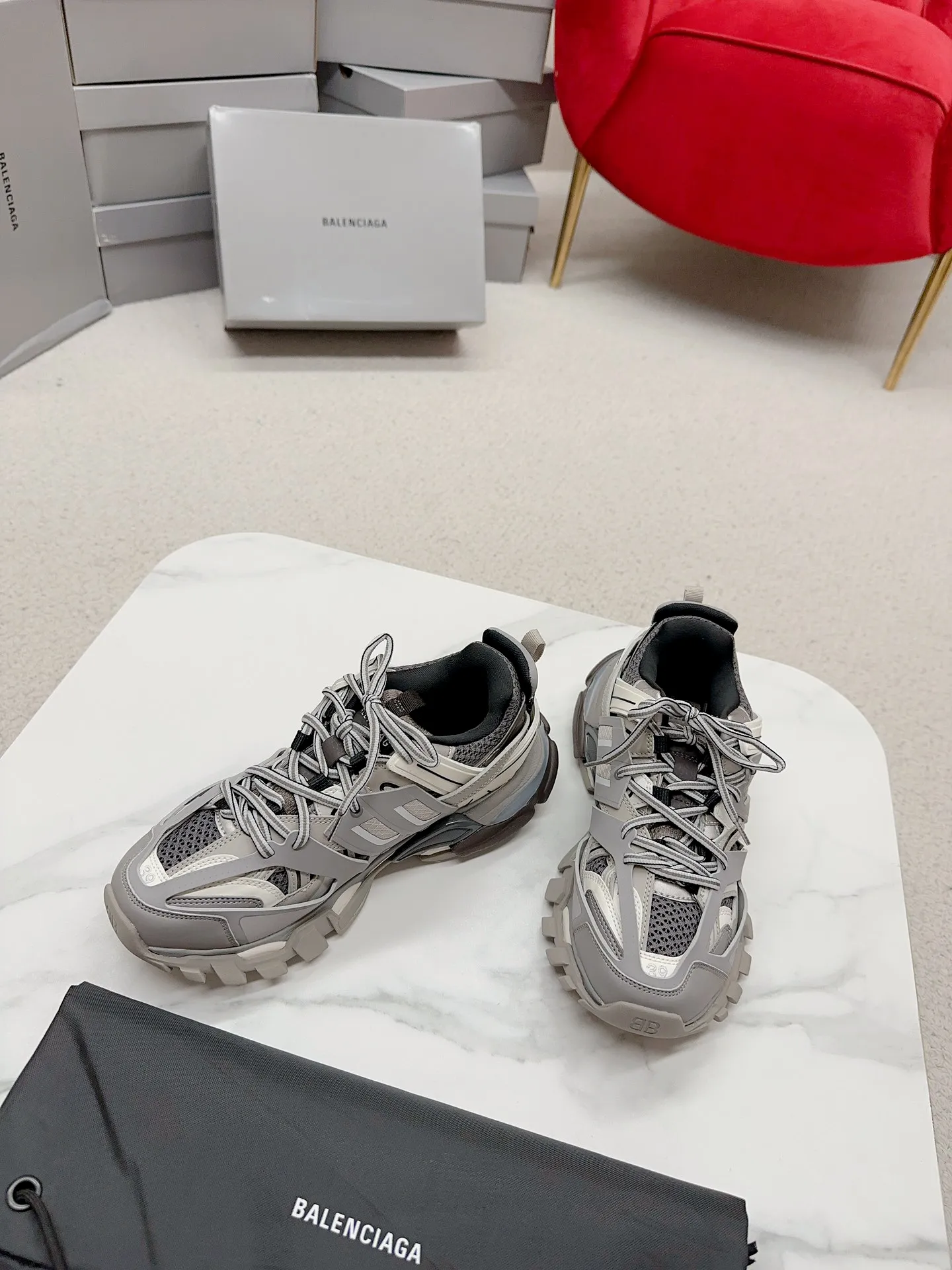 👟👟Ex-factory price 980👟👟 Men's size +10 𝐁𝐚𝐥𝐞𝐧𝐜𝐢𝐚𝐠𝐚|||𝐭𝐫𝐚𝗰𝐤 series 𝟑.𝟎Three generations of sports dad shoes‼ ️ [Top high-end quality from Dongguan Factory] Balenciaga dad shoes ~ super fashionable ~ full and three-dimensional shoes ~ amazing lines ~ very soft and light on the feet ~ super comfortable ~ versatile for commuting ~ can be paired with mid-calf socks, bell bottoms, wide-leg pants, overalls, very high-end ~ very manly and handsome ~ suitable for spring, summer, autumn and winter all year round... ⇢✈ Upper: Exclusive 1:1 original molded custom imported technical fabric mesh + imported cloth + 3M reflective strips [composed of 108 sub-pieces] ⇢✈Inner lining: Breathable mesh ⇢✈Outsole: Exclusive 1:1 original molded PU+TPU+EVA+rubber, a total of 13 sets of grinding tool combinations ⚠️Difference in market currency ~ high-end quality is definitely different ⇢✈𝐒𝐈𝐙𝐄Females: 35, 36, 37, 38, 39, 40 ⇢✈𝐒𝐈𝐙𝐄Men: 39, 40, 41, 42, 43, 44, 45